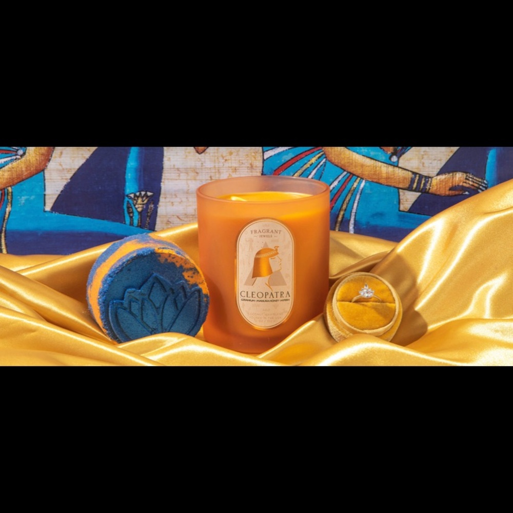 NWT Cleopatra Candle and bath bomb set!